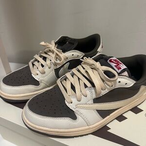 Travis Scott mocha purchased on goat. Worn 3 times in total. So like new.